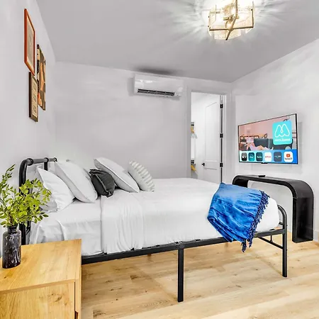Holiday home Luxury Hot Tub & Rooftop Deck Downtown *