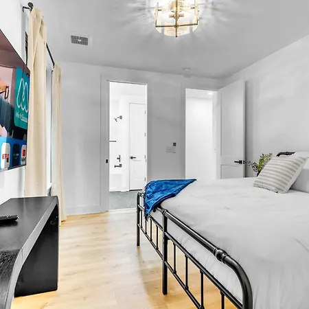 Holiday home Luxury Hot Tub & Rooftop Deck Downtown
