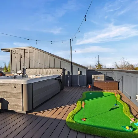 Rooftop Hot Tub Game Barrel Sauna * Nashville