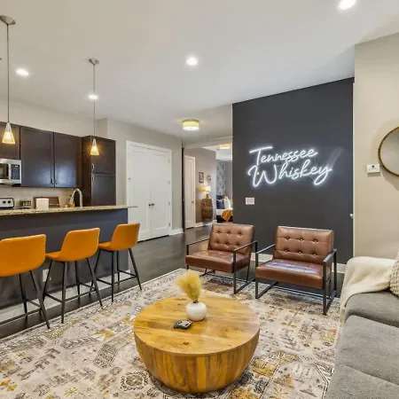 The Tennessee Whiskey In West End-vandy- Uber To Broadway Holiday home *