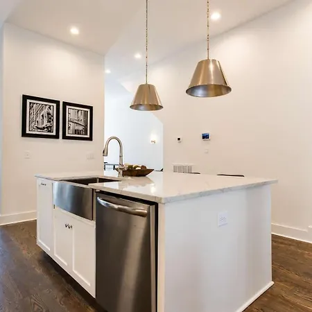 2 West End Homes Minutes To Broadway Holiday home *