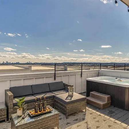 New Escape Hot Tub & Skyline Views