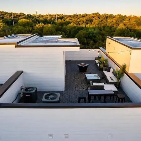 Gorgeous Retreat Skyline Rooftop Holiday home *