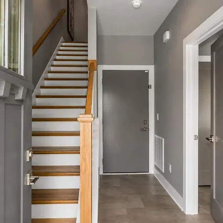 Skyline Serenity Spacious Retreat *