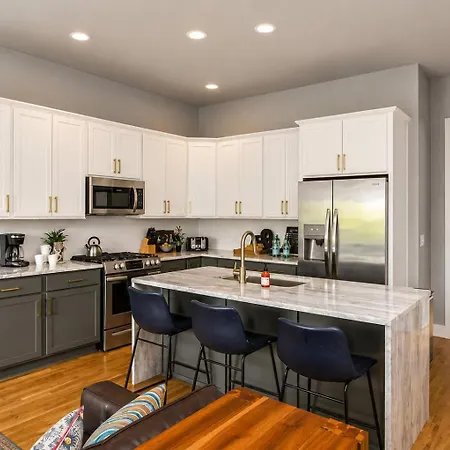 Luxury Rooftop Retreat Sleeps 12 Nashville