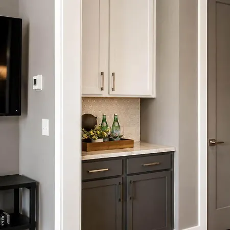 Skyline Serenity Spacious Retreat *