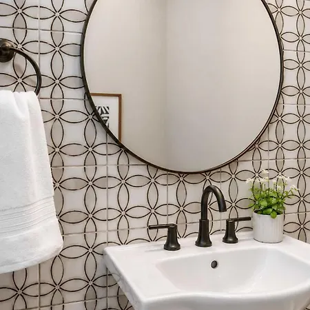 Modern Rooftop & Hot Tub Holiday home Nashville