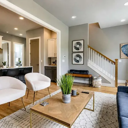 Holiday home Two Luxe Nash Homes Rooftop Vibes *