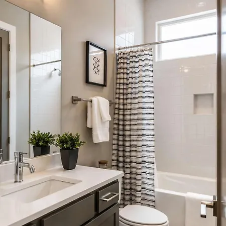 Skyline Serenity Spacious Retreat Holiday home Nashville