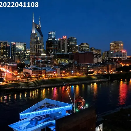 Holiday home Two Luxe Nash Homes Rooftop Vibes