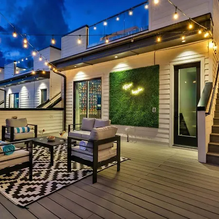 2 Hot Tubs Karaoke Game Downtown Holiday home *