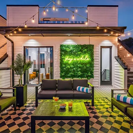 2 Hot Tubs Karaoke Game Downtown Holiday home