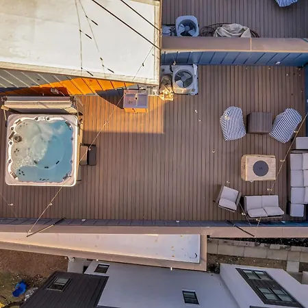 4 Rooftop Decks 4 Hot Tubs Game & Sauna Holiday home *