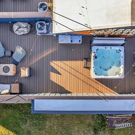 4 Rooftop Decks 4 Hot Tubs Game & Sauna Holiday home