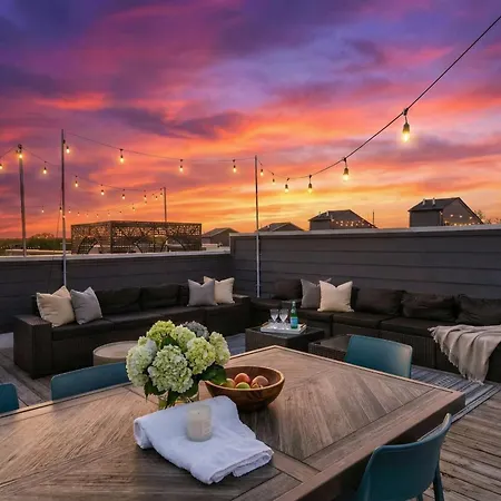 Rooftop Deck 2 Car Garage Near Downtown Holiday home