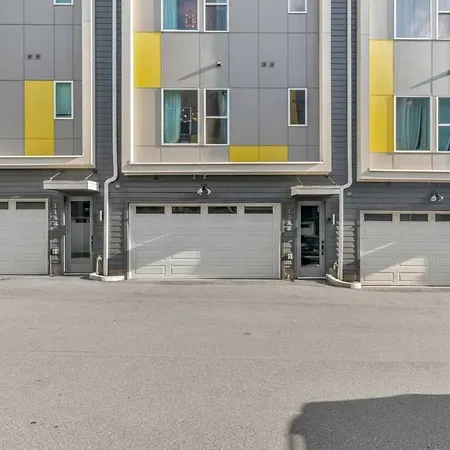 Rooftop Deck 2 Car Garage Near Downtown Holiday home *