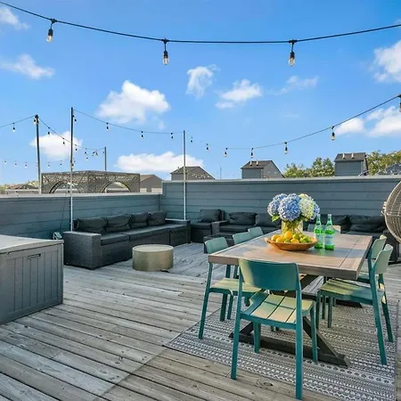 Rooftop Deck 2 Car Garage Near Downtown Holiday home *