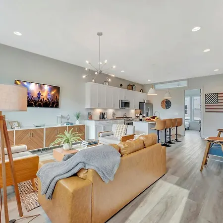 Rooftop Deck Grill Ping Pong Near Downtown Holiday home