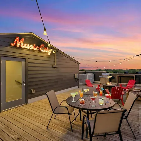 Rooftop Deck Grill Ping Pong Near Downtown Holiday home *