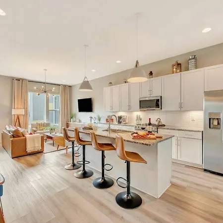 Holiday home Rooftop Deck Grill Ping Pong Near Downtown *