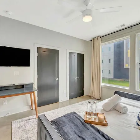 Holiday home Rooftop Deck Grill Ping Pong Near Downtown *