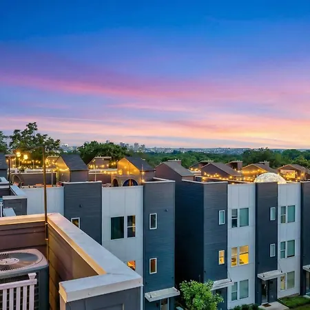 Holiday home Rooftop Deck Grill Ping Pong Near Downtown *