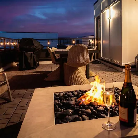 Luxe 4br Retreat With Rooftop Fire Pit & Garage