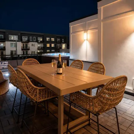 Luxe 4br Retreat With Hot Tub & Skyline Deck Holiday home