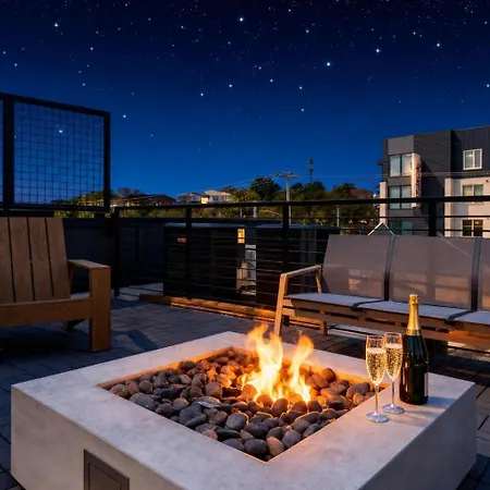 Rooftop Fire Pit & Skyline Views Near Broadway Holiday home *