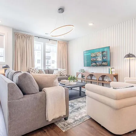 Luxe 4br Retreat With Rooftop Fire Pit & Garage