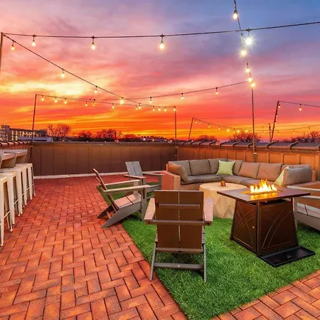 Skyline Views With Double Rooftop Deck & Game