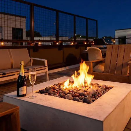 Holiday home Rooftop Fire Pit & Skyline Views Near Broadway *
