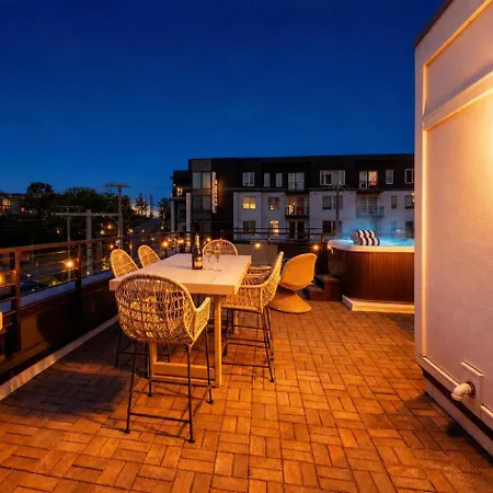 Luxe Group With Hot Tub & Rooftop Lounge Holiday home *