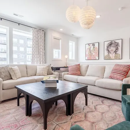 Luxe 4br Retreat With Hot Tub & Skyline Deck Holiday home *