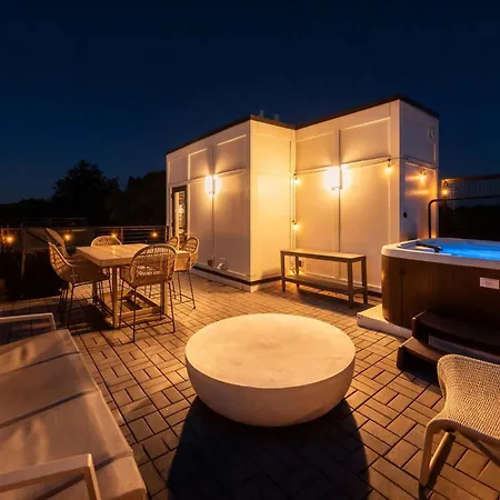 Holiday home Retreat With Hot Tub & Private Garage *