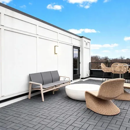 Escape With Skyline Deck And Hot Tub Nashville