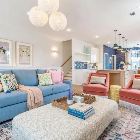 Luxe Group With Hot Tub & Rooftop Lounge Holiday home