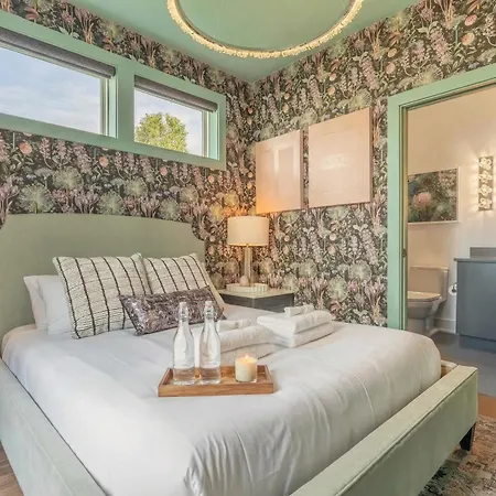 Luxe 4br Retreat With Rooftop Fire Pit & Garage Holiday home