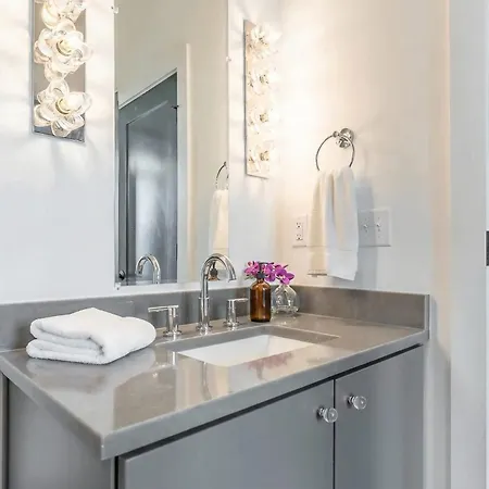 Luxe 4br Retreat With Rooftop Fire Pit & Garage