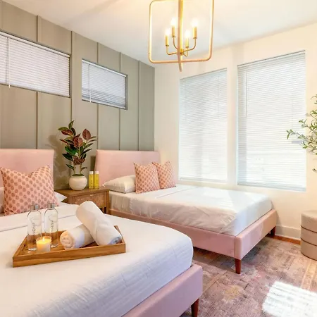 Holiday home Skyline Views With Double Rooftop Deck & Game *