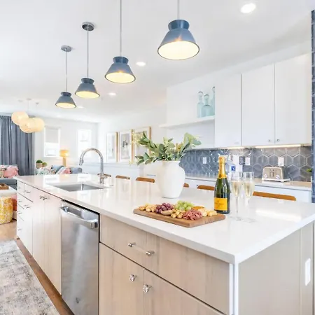 Holiday home Luxe Group With Hot Tub & Rooftop Lounge