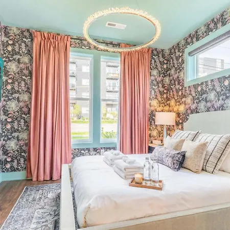 Holiday home Luxe 4br Retreat With Rooftop Fire Pit & Garage *