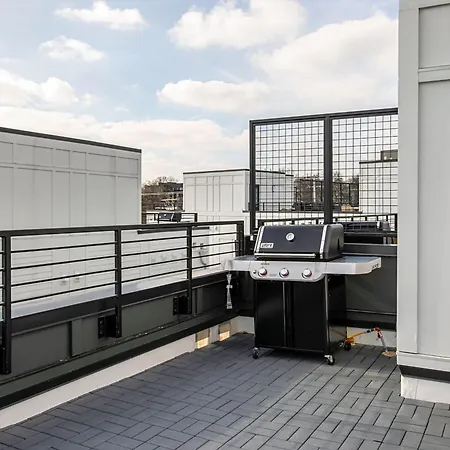 Holiday home Rooftop Hot Tub & Skyline Views Near Broadway *