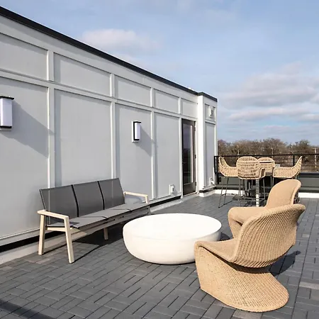 Holiday home Rooftop Hot Tub & Skyline Views Near Broadway *
