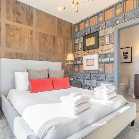 Retreat With Hot Tub & Private Garage Holiday home *
