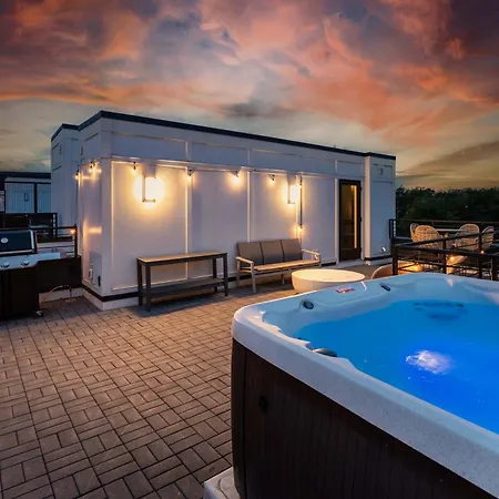 Escape With Skyline Deck And Hot Tub Holiday home Nashville