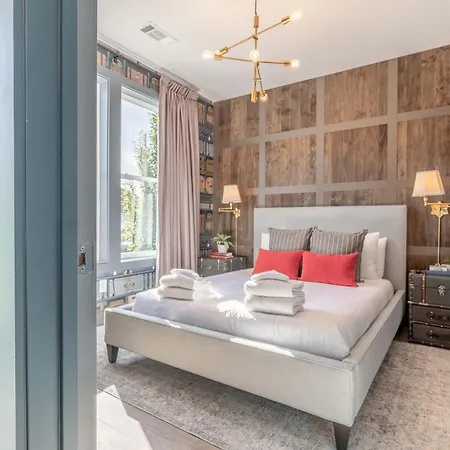 Retreat With Hot Tub & Private Garage Holiday home *