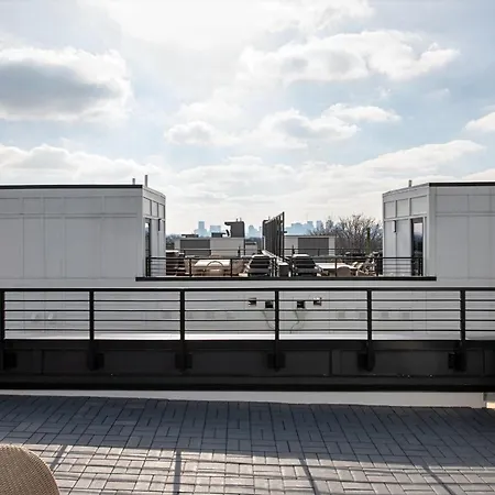 Rooftop Hot Tub & Skyline Views Near Broadway