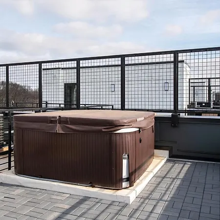 Rooftop Hot Tub & Skyline Views Near Broadway Holiday home Nashville