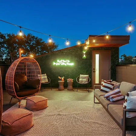 Dual Homes Rooftop Deck In Downtown Holiday home *